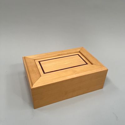 une boîte en bois avec un couvercle en bois sur fond blanc