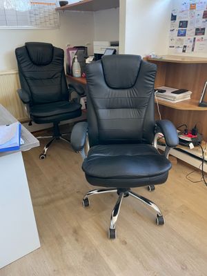 une chaise de bureau noire et un bureau dans une pièce