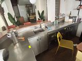 une image d'une cuisine avec un évier et un comptoir