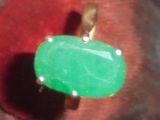 une bague sertie d'une pierre verte, posée sur une table