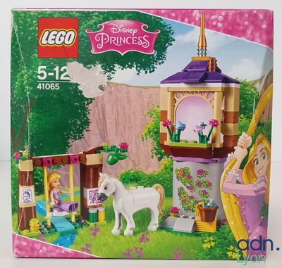 La boîte est ouverte pour montrer le contenu du château Lego Disney Princess.