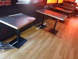 une table et un banc dans un coin de la pièce