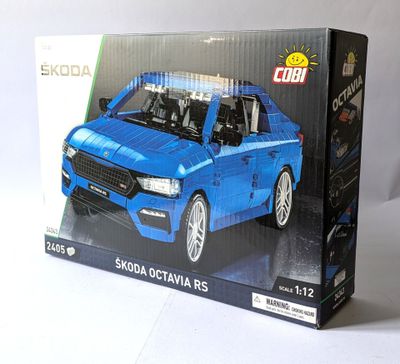 une petite voiture bleue dans la boîte sur la table