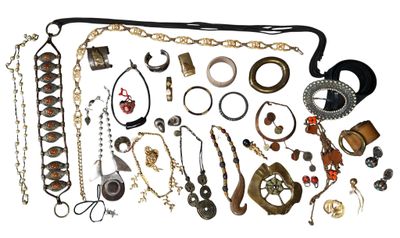 de nombreux types de bijoux sur fond blanc