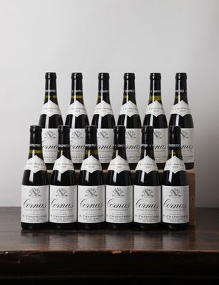 un lot de bouteilles de vin posées sur une table en bois