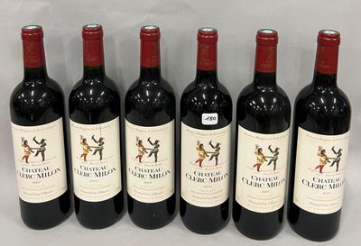 six bouteilles de vin rouge sont alignées sur une surface blanche