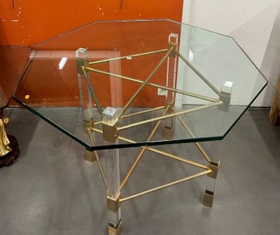 une table en verre avec un cadre en métal et un plateau en verre