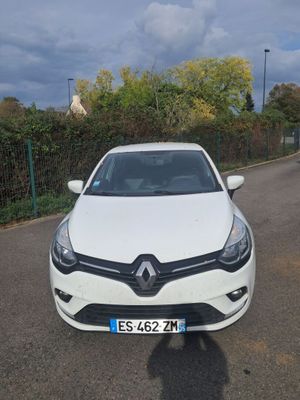 une voiture blanche garée sur le bord de la route