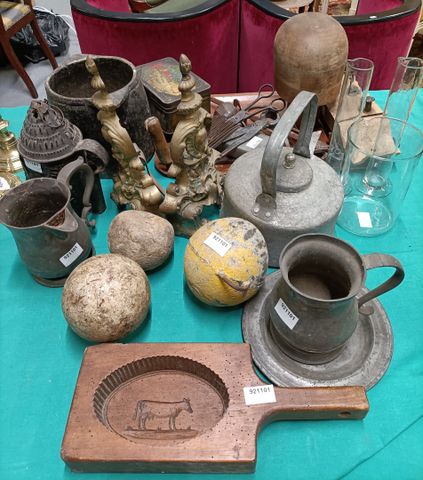 Art populaire et divers. Forme à chapeau, moule à beurre en bois,