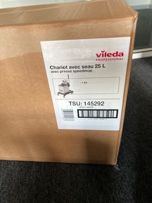 une boîte en carton posée sur le sol