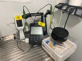 une photo d'un laboratoire rempli d'appareils