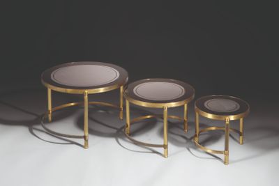 deux tables et deux tabourets dans une pièce sombre sur fond blanc