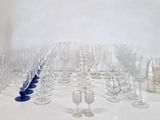de nombreux verres et vases posés sur une table blanche