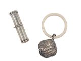 deux pièces en métal argenté et une bague en argent surmontée d'une pièce de monnaie