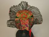 un chapeau orné d'un ruban rouge sur le dessus