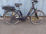 un vélo garé devant un mur bleu