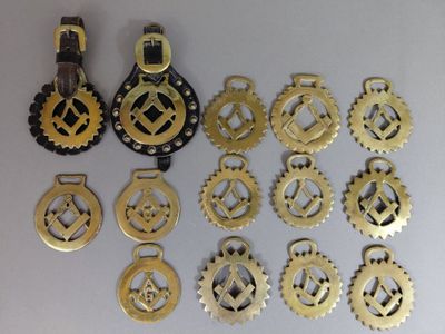tout un tas d'engrenages posés sur une table