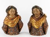 deux figurines représentant un homme et une femme portant un foulard sur la tête