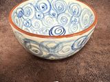 un bol bleu et blanc orné de motifs en spirale