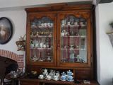 un vaisselier dans un coin du salon