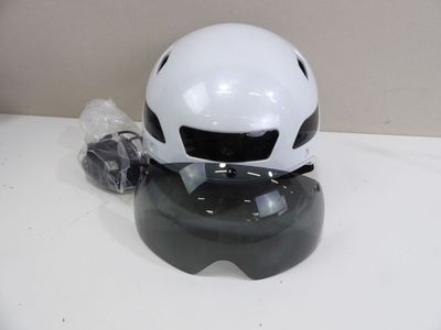 un casque posé sur une table
