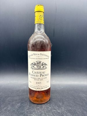 l'image d'une bouteille de vin posée sur une table