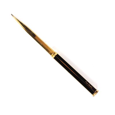 un gros plan d'un stylo sur une surface blanche avec un fond blanc