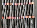 une pile de crayons à lèvres posée sur une table