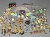 beaucoup de bijoux posés sur la table