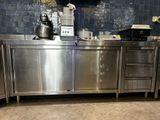 un plan de travail en inox sur lequel est posée une cafetière