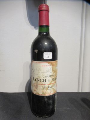 une bouteille de vin posée sur une table