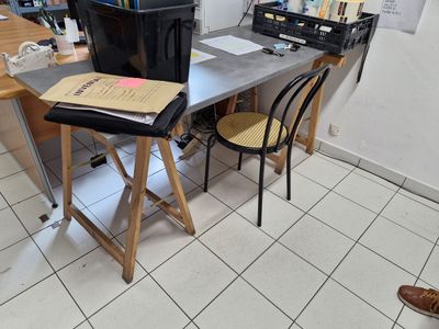 un bureau avec une chaise et une table sur laquelle se trouve un livre