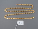 un collier plaqué or composé d'une chaîne de perles et d'une étiquette de prix