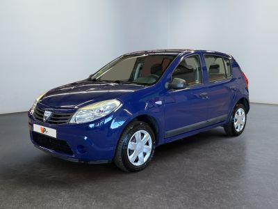 la petite voiture bleue est garée dans une grande pièce