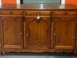 une armoire en bois surmontée d'un miroir