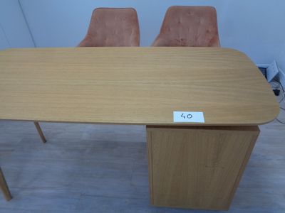 une table en bois avec deux chaises et une pancarte posée dessus
