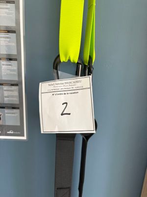 un cordon jaune auquel est accrochée une étiquette