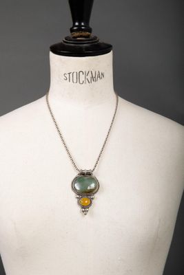 Collier en argent et pendentif en pierres dures verte Berbèr…