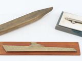un petit couteau et une boîte sur laquelle est représenté un petit couteau
