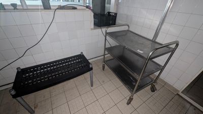 une petite cuisine équipée d'un évier et d'un plan de travail