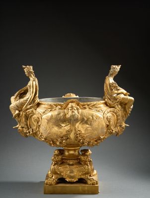 une image représentant un vase en or orné de deux paons