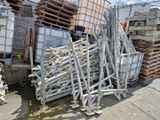un tas de chaises en métal et de caisses dans la rue
