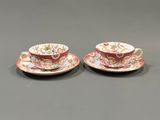 deux tasses et soucoupes ornées de motifs floraux, posées sur une table