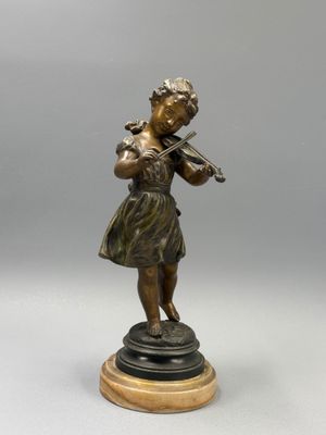une statue en bronze représentant une jeune fille jouant du violon, posée sur un socle