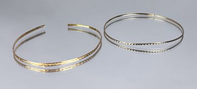 deux bracelets « bang » sur fond blanc