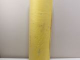 un rouleau de papier de soie jaune posé sur une table blanche