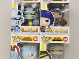 deux figurines Funko Pop en vinyle représentant deux personnages différents, l'un armé d'un pistolet et l'autre armé d'un pistolet