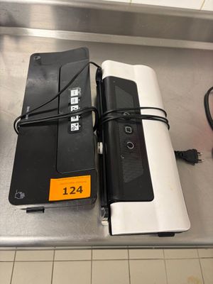 deux téléphones portables posés sur une table