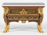 une image représentant une table avec un plateau en marbre orné de motifs dorés