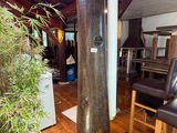 un grand poteau en bois au milieu d'un salon